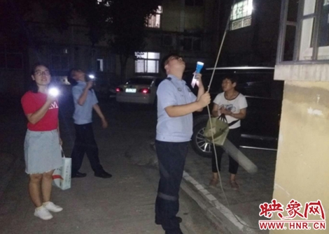 鞏義市新華路街道夜查電動車違規(guī)充電行為